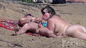 Na praia rapaz recebe boquete bom de sua esposa